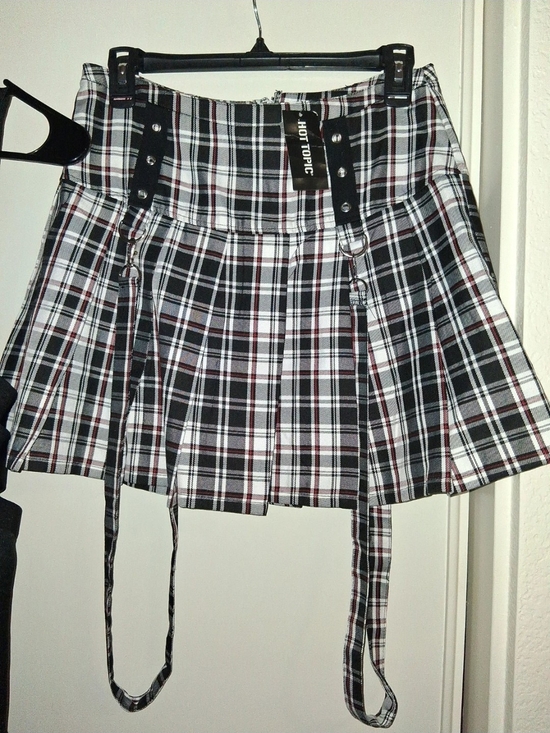 Hot Topic Dresses & Skirts - Hot Topic Black, White & Red Plaid Pleated Mini Skirt